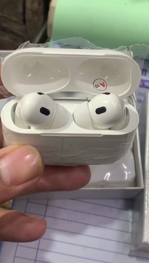 Apple AirPods Pro (2nd Gen) with MagSafe Charging Case – Enhanced Noise Cancellation & USB-C/MagSafe